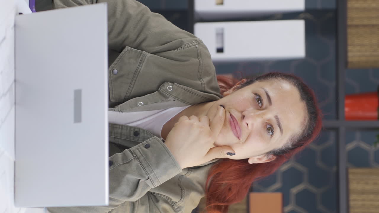 video vertical de una mujer de negocios con sueños y metas.