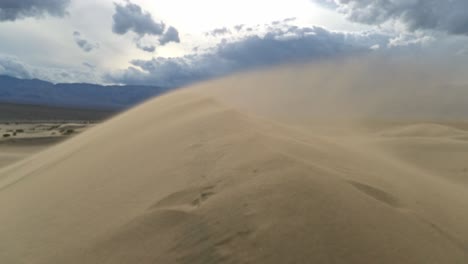 cámara lenta de arena que sopla sobre la cresta de una duna de arena en una tormenta de viento