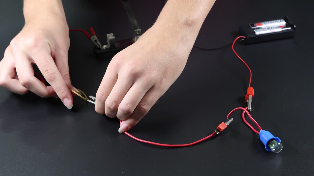 experimento práctico con circuitos y materiales eléctricos