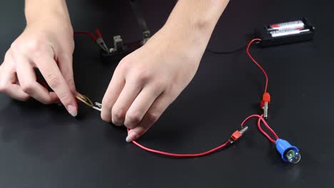 experimento práctico con circuitos y materiales eléctricos