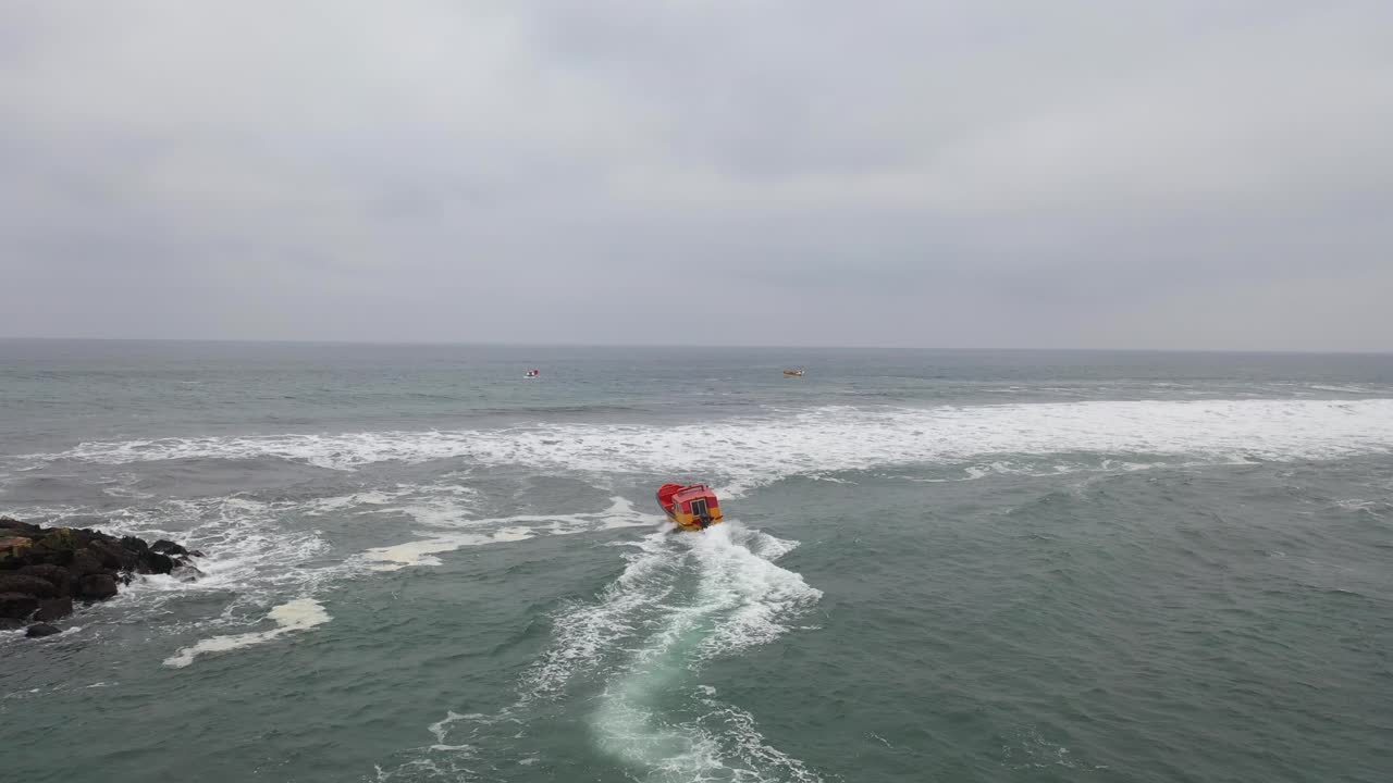 barco de pesca pescando en un día de oleaje en la costa de chile bucalemu grabación de un barco de acción de drones fuertes olas