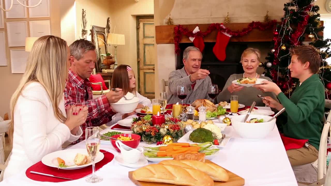 familia de tres generaciones teniendo la cena de navidad juntos