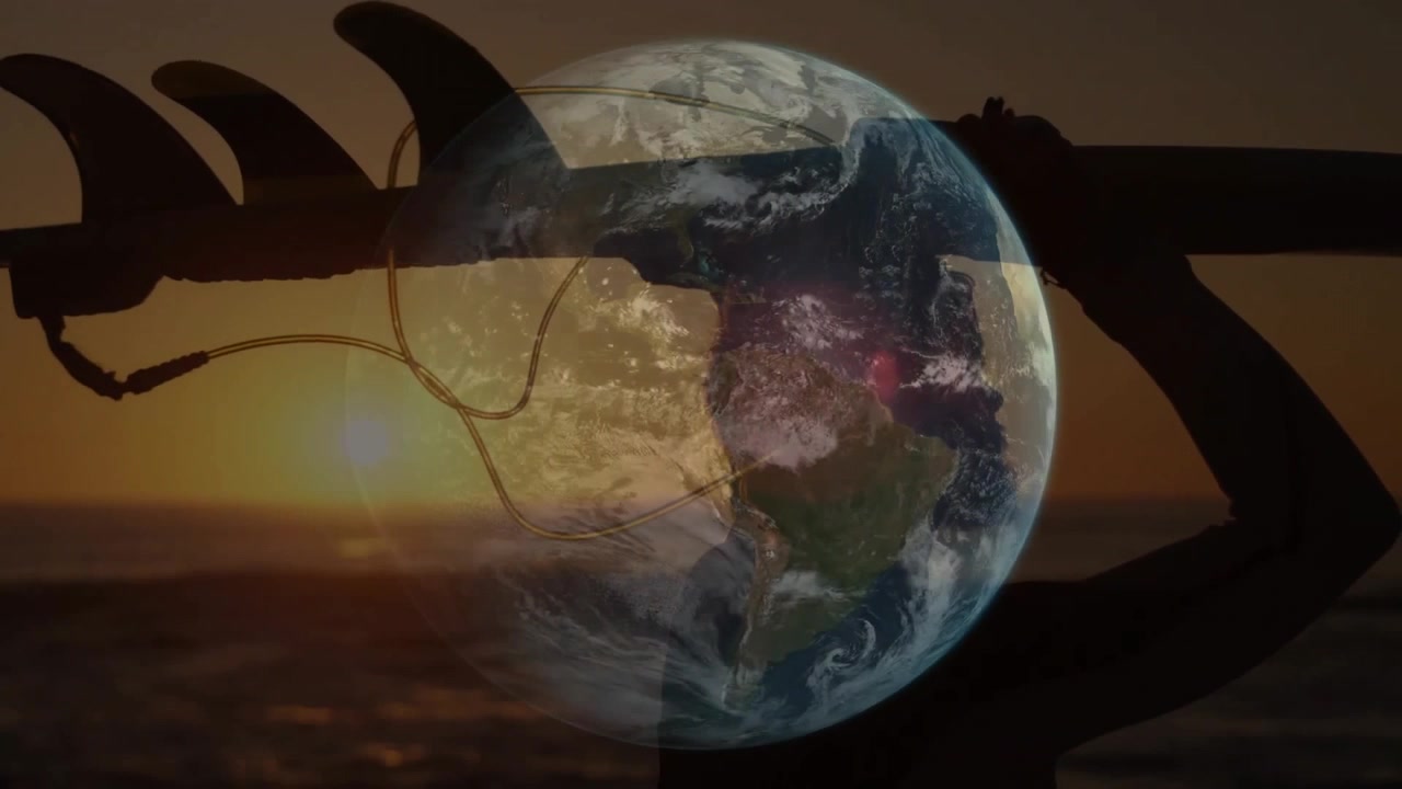 Männlicher Surfer am Strand bei Sonnenuntergang hält sein Brett, während eine rotierende Globus-Überlagerung eine Tag-Nacht-Tech-Demo zeigt.