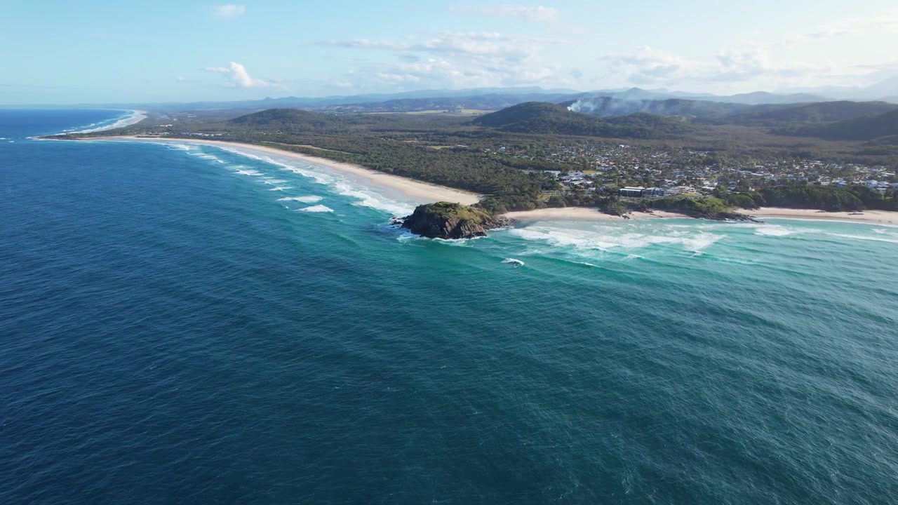 Vista panoramica di Norries Headland, Cabarita Beach e Maggies Beach nel Nuovo Galles del Sud, Australia - Ripresa con drone.