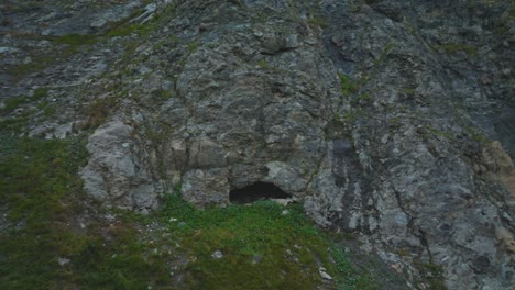 Zoom-Hacia-Atrás-Desde-Una-Cueva-De-Montaña-Hasta-Una-Colina-Brumosa