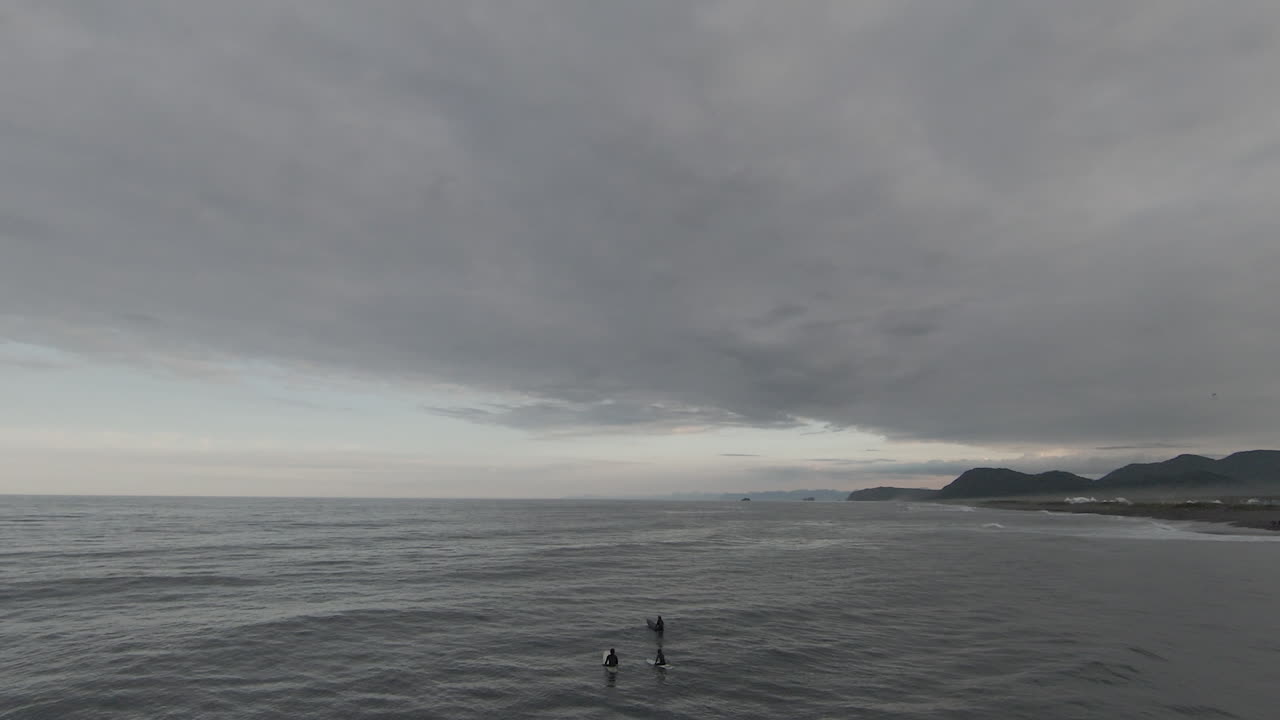 폭풍우 가 많은 바다 에서 서퍼 들