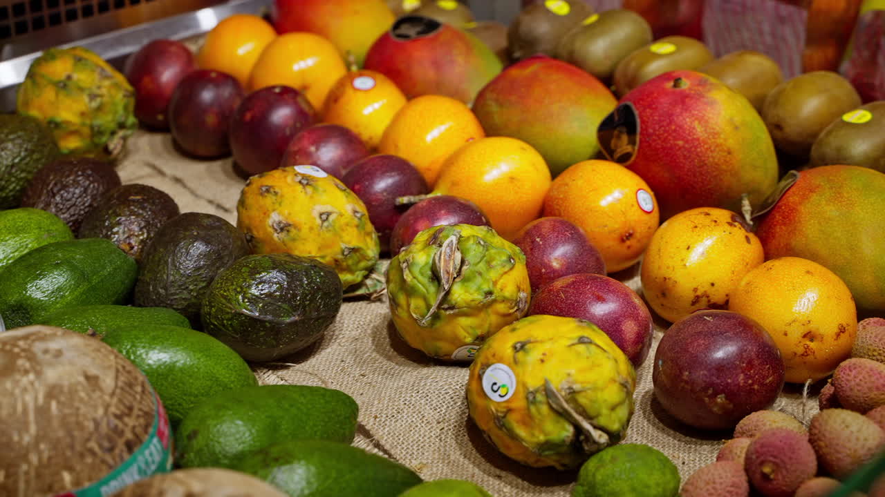 variedade de frutas tropicais frescas num mercado
