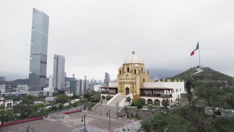 在墨西哥蒙特雷市的奥比斯帕多山上空的哈斯塔班德拉 (hasta bandeira) 的无人机拍摄