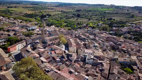 Fascinante-Vista-Aérea-De-Montagnac,-Francia-Con-El-Campanario-De-La-Iglesia