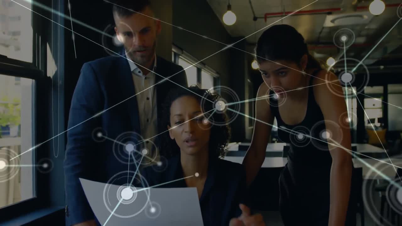 animación de redes de conexiones con iconos sobre diversas personas de negocios