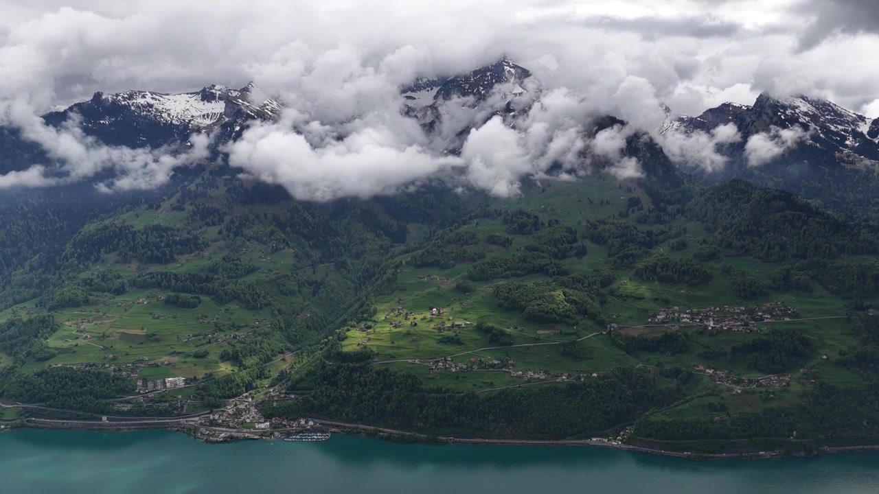 Luonnonmaisema, vihreä laakso Walenjärven (Walensee) yläpuolella, Sveitsi, ulkoilma
