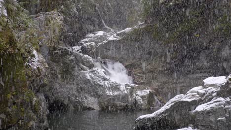 Schneit-Auf-Felsigen-Tälern-Mit-Kaskaden-Im-Winter