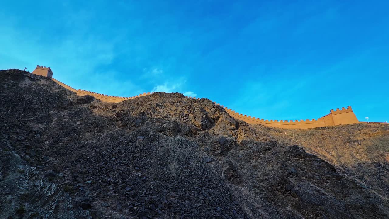 Grande muraglia spiovente (Grande muraglia di Xuanbi) del sistema di difesa militare di Jiayuguan nella provincia di Gansu, Cina. Angolazione bassa, ripresa panoramica