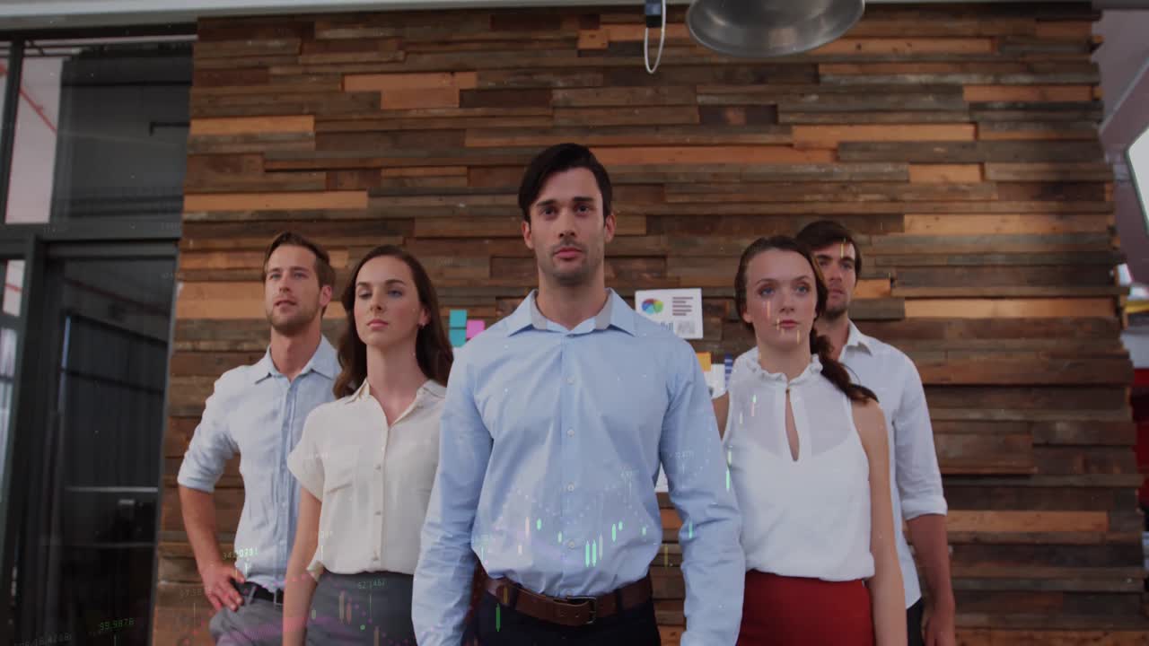 animación del procesamiento de datos financieros sobre diversas personas de negocios en la oficina