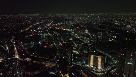 Mexico-City-Aerial-V53-Establishing-Shot-Drohne-Flyover-Santa-Fe-Mit-Auffälligen-Straßenlaternen,-Beleuchtetem-Stadtbild-Und-Autobahnverkehr-Bei-Nacht-–-Aufgenommen-Mit-Mavic-3-Cine-–-Januar-2022