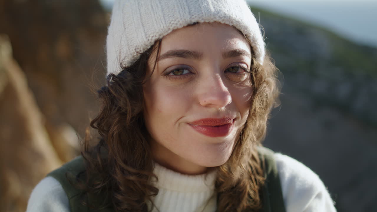 retrato de una chica soplando el cabello en rocky mountain. hermosa cámara de aspecto turístico