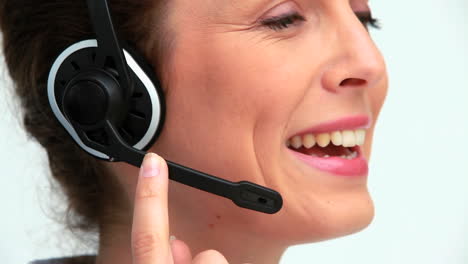 mujer de negocios usando un auricular