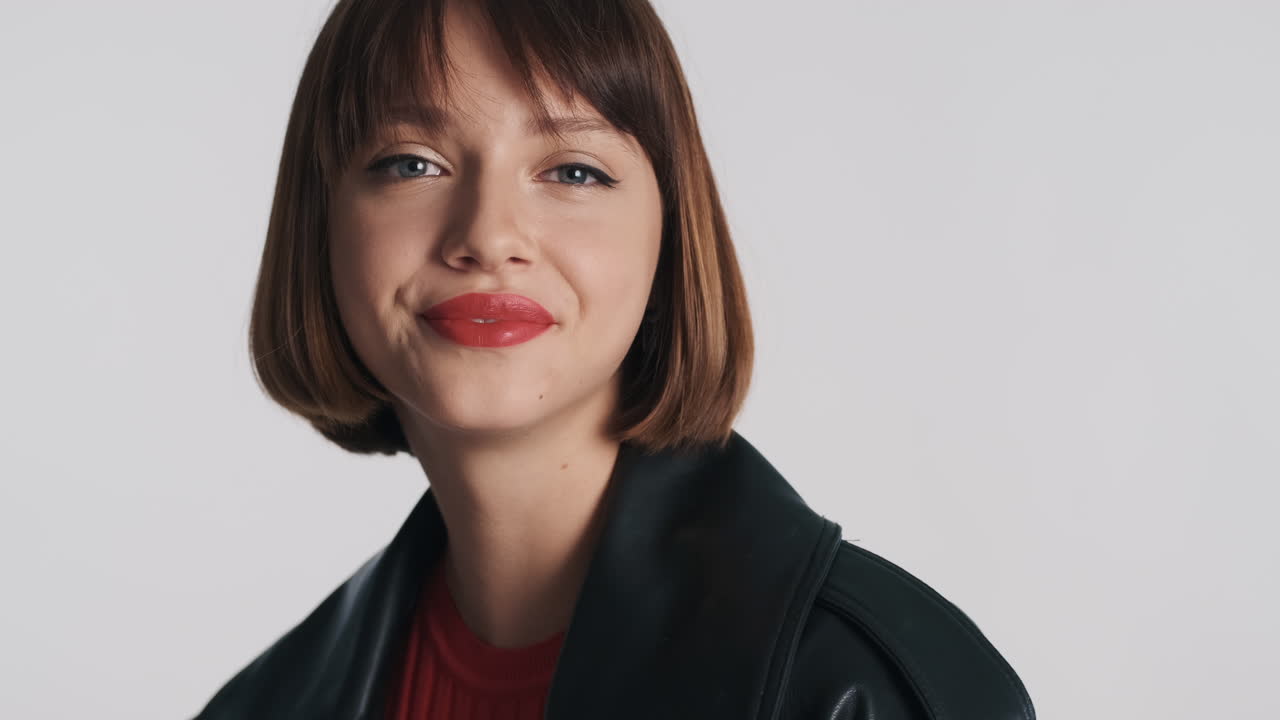 매력적인 여성이 미소 짓고 포즈를 취하고 있습니다.