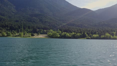 Antena---Cinemática-Volando-Sobre-El-Lago-Doxa-En-Grecia