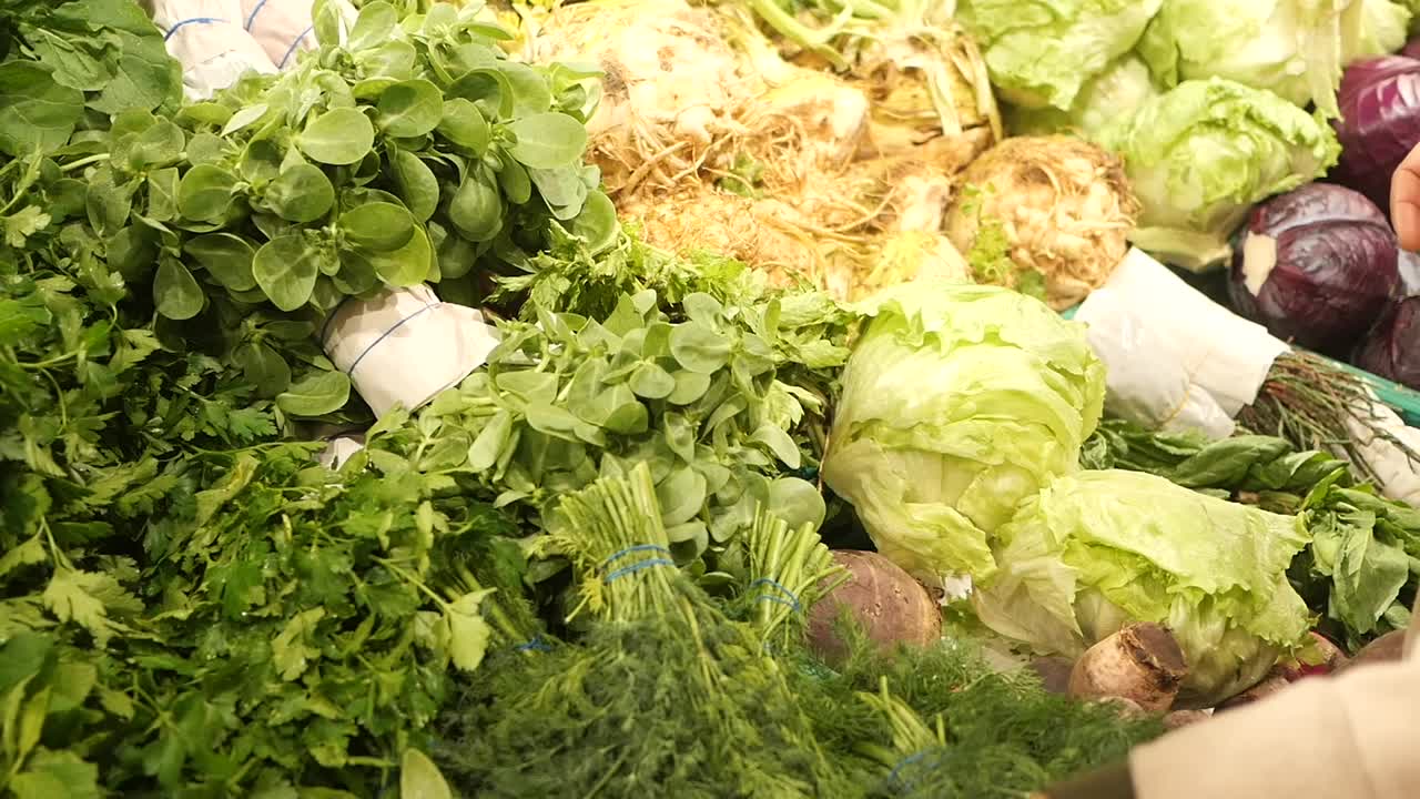 시장에서 신선한 야채