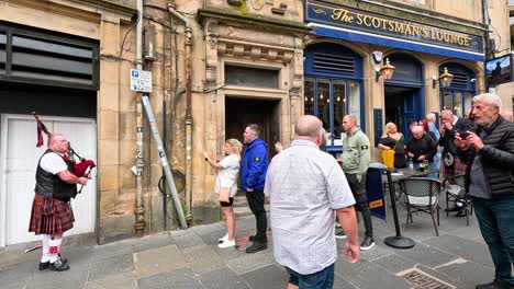 street performance during edinburgh fringe festival