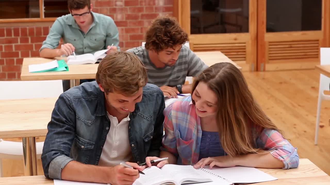 estudiantes sentados en el aula estudiando