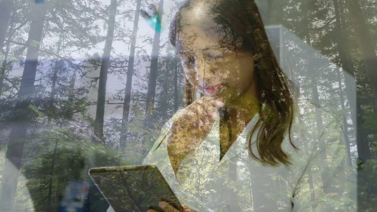 Kvindelig kliniker holder tablet og tapper på skærmen, viser patientdata midt i et skov-overlay.