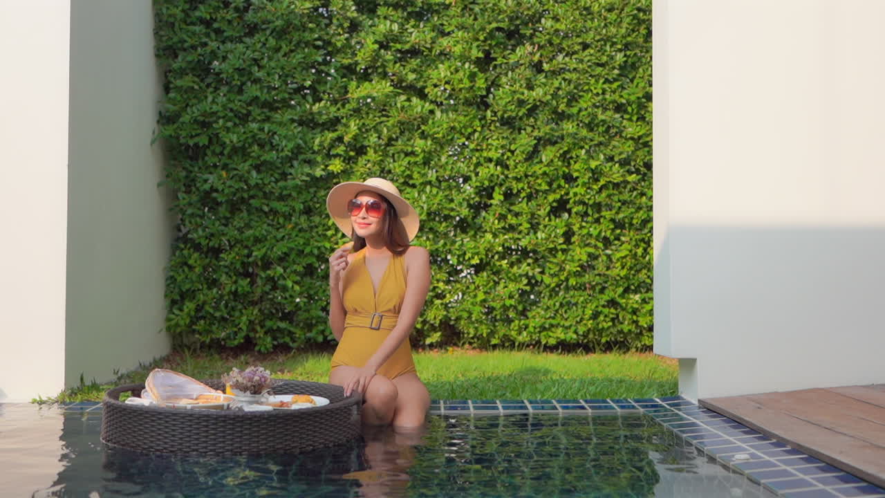 Die Wahl, vom schwimmenden Frühstücksteller zu essen, ist ein besonderer Service, den du in einem luxuriösen Hotelpool findest.