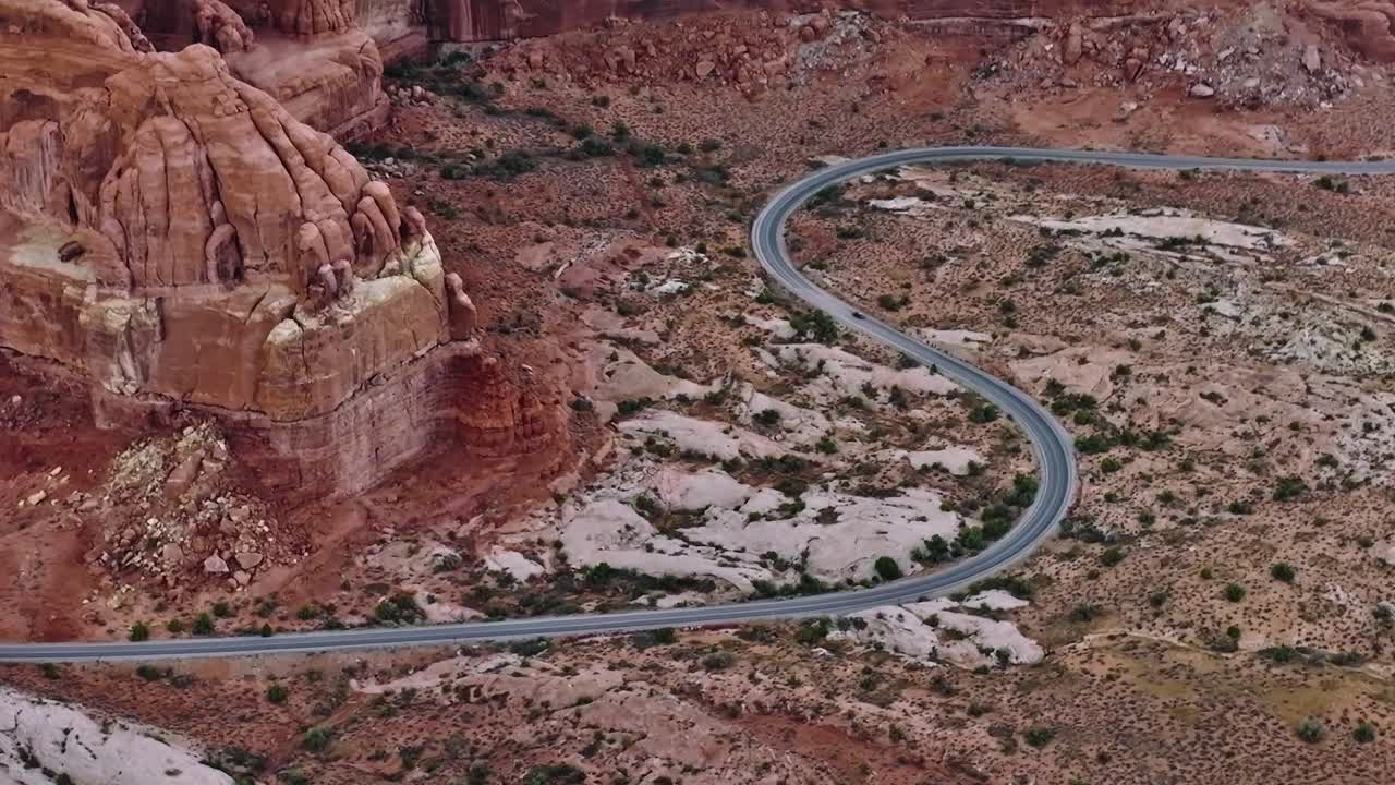 Strada tortuosa tra le rocce nella Moab Valley nello Utah, USA