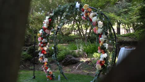 arco de boda floral circular colorido para ceremonia de jardín al aire libre en cámara lenta