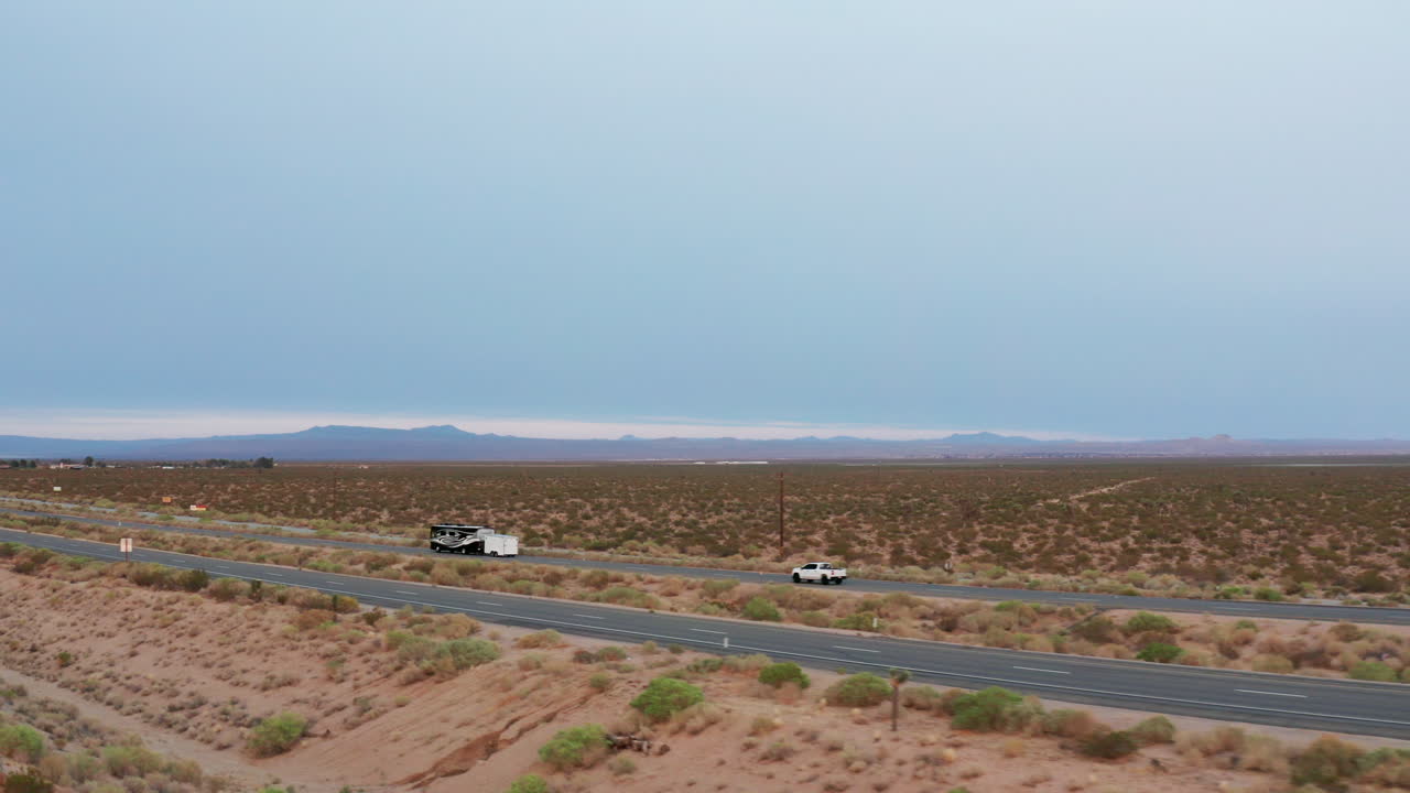 una carretera que atraviesa el desierto de mojave en el sur de california