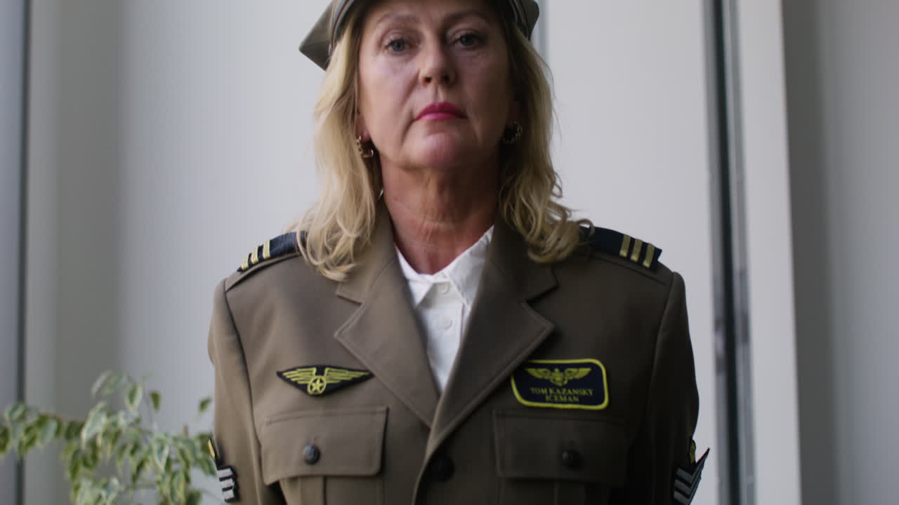 실내에서 포즈를 취하는 여자