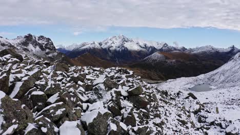 Forcella-Maddalena-Am-Horizont-über-Felsigen-Und-Schneebedeckten-Gipfeln,-Lagorai-Kette,-Luftaufnahme