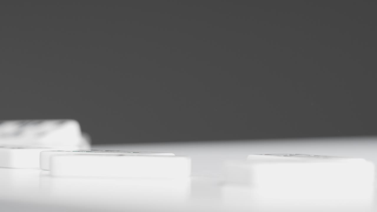 tiro medio de fichas de dominó derribando