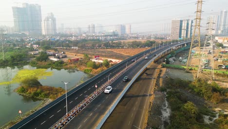 Highway-entering-from-the-outskirts-to-Mumbai-India-city-center,-air-pollution-obscures-the-sky