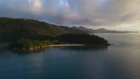 Unbewohnte-Bucht-Von-Hook-Island-Im-Whitsunday-Gebiet-An-Einem-Bewölkten-Morgen