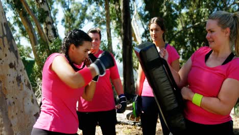 Mujer-Practicando-Boxeo-En-El-Campo-De-Entrenamiento.