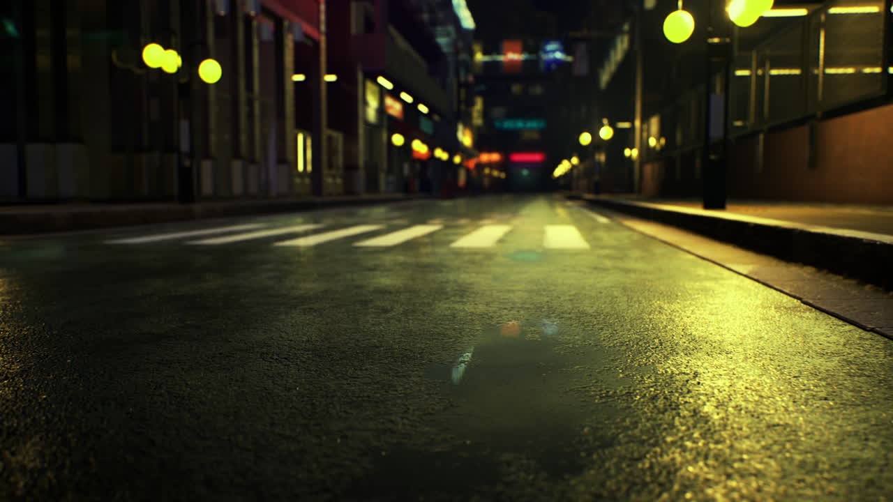 Tranquilla strada urbana di notte illuminata da tenui luci gialle dopo la pioggia