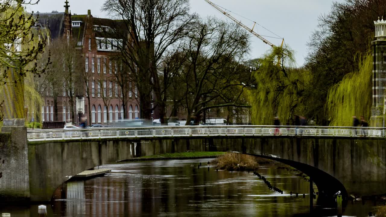 hermoso lapso de tiempo en el centro de la ciudad de's-hertogenbosch con personas y coches cruzando el puente sobre el río - panel cerrado