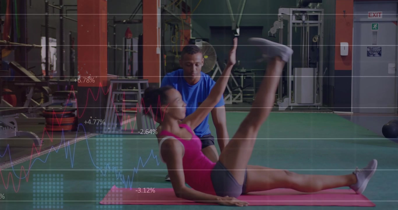 Entrenador señalando el inicio mientras el cliente realiza elevaciones alternas de extremidades, superponiendo métricas de fitness en vivo.
