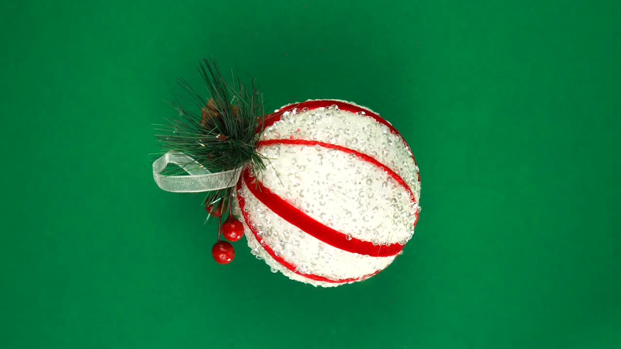 새해. 위쪽 보기: 색 크리스마스 트리 장난감의 회전. 루프 겨울 배경