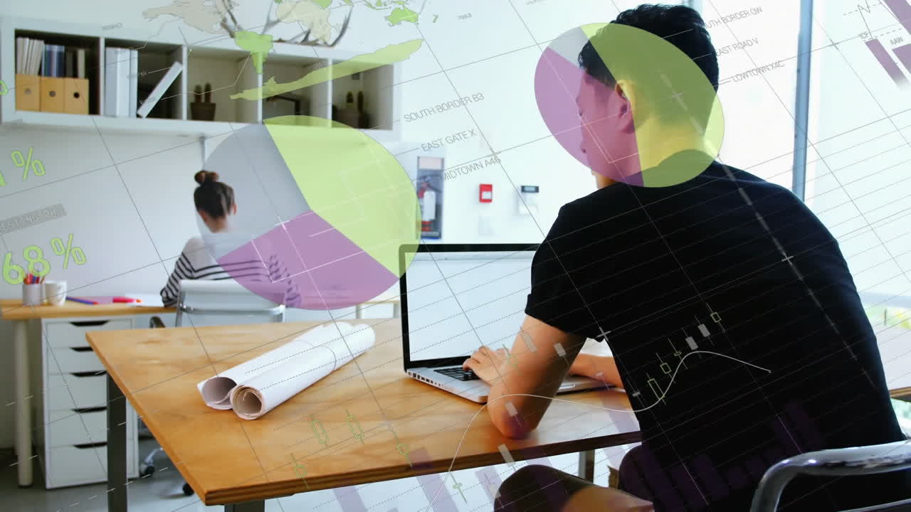 사무실에서 노트북을 사용하는 두 인종의 남자의 뒤쪽 시야에 대한 통계 데이터 처리 애니메이션