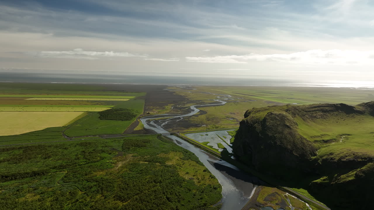 스코가포스 강 폭포에서 공중 촬영 여름 날 아이슬란드