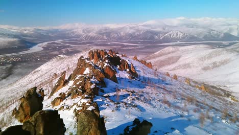 tiempo soleado, montaña nevada y rocas en ella, vuelo de ojo de pájaro