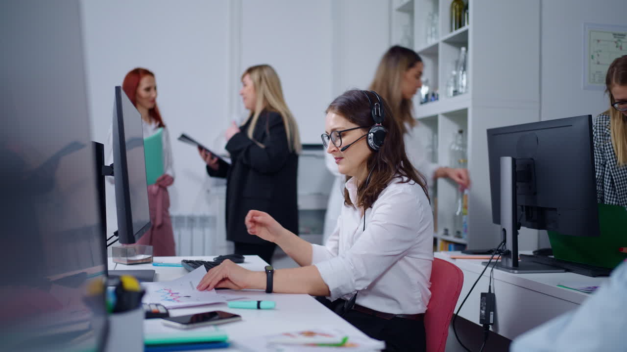 escena de oficina ocupada con representantes de servicio al cliente
