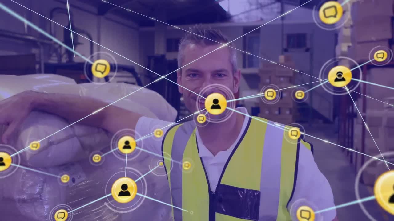 Animation af netværk af digitale ikoner over en kaukasisk mandlig medarbejder, der smiler på lageret