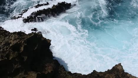 The-powerful-crashing-of-sea-waves