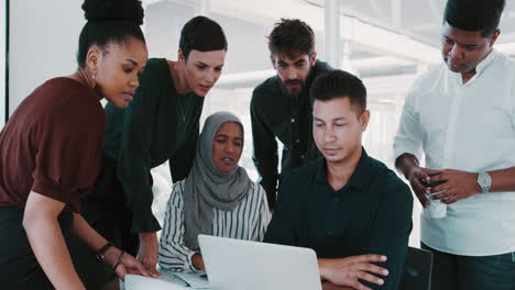 Eine-Gruppe-Von-Geschäftsleuten,-Die-Währenddessen-Einen-Laptop-Benutzen