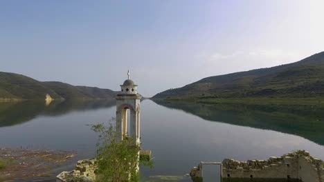 Verlassene-Alte-Kirche-Unter-Wasser-Des-Stausees-In-Zypern-Getaucht