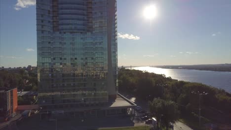 vista aérea del río y el edificio moderno. clip. hermoso paisaje urbano al atardecer